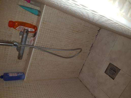 Dpose et pose d'une douche avec son lavabo - 1